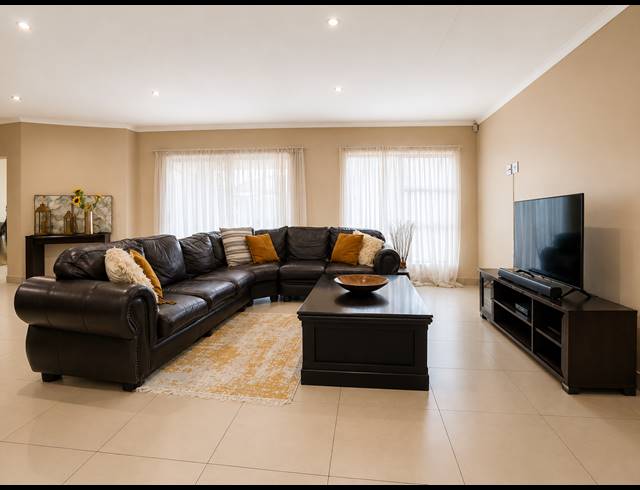 4 BEDROOM HOUSE FOR SALE IN THREE RIVERS EAST